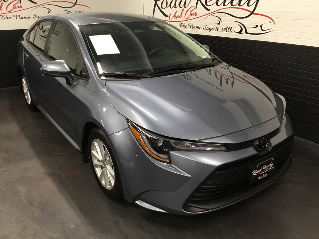 Used 2025 Toyota Corolla LE w/ LE Premium Package FWD image 2