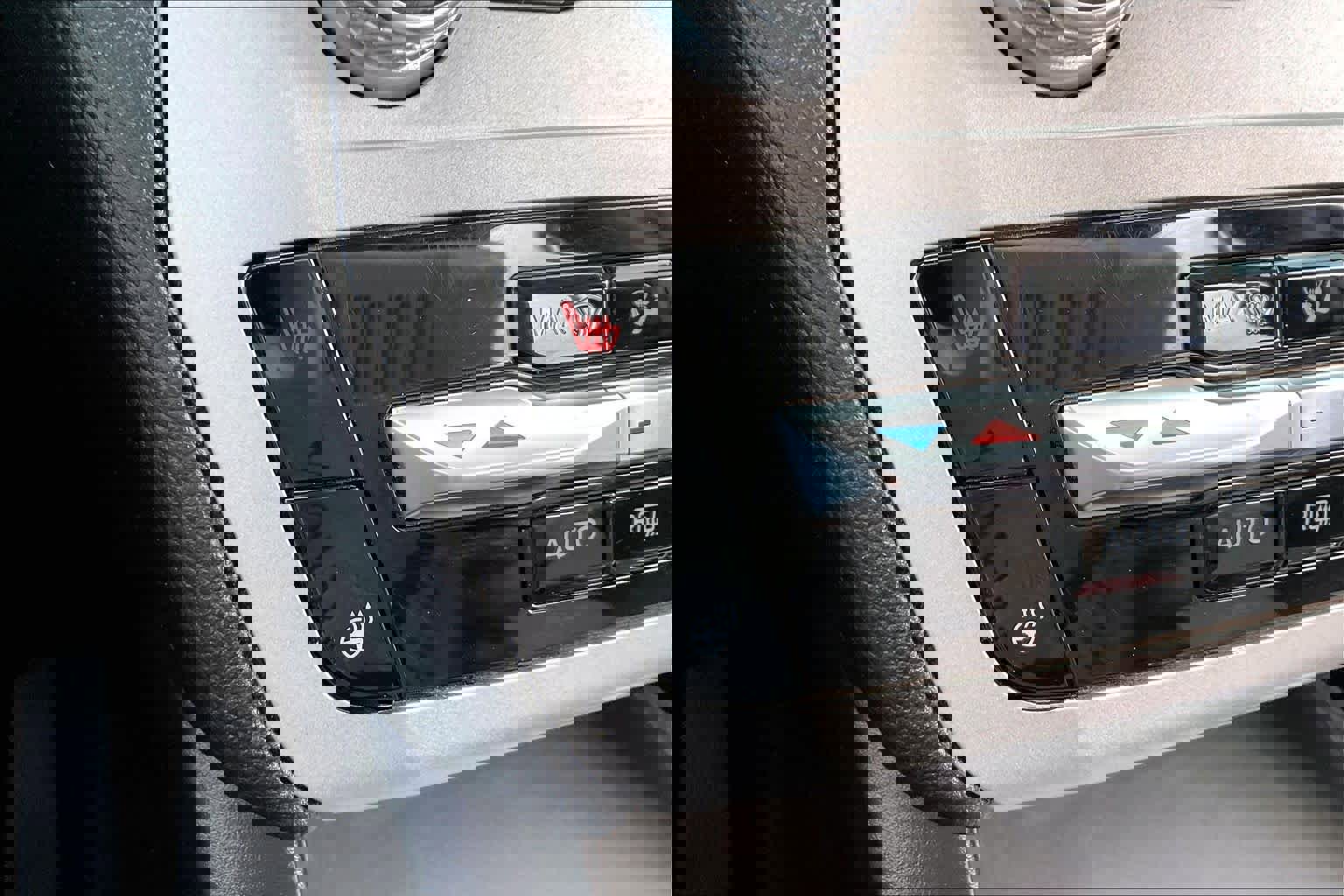 Used 2022 Ford Explorer XLT w/ Equipment Group 202A image 32