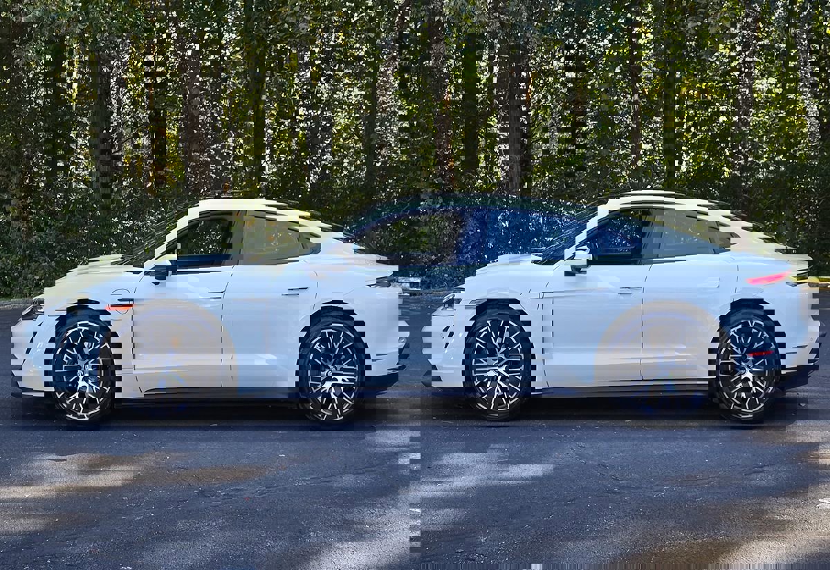 Used 2023 Porsche Taycan image 3