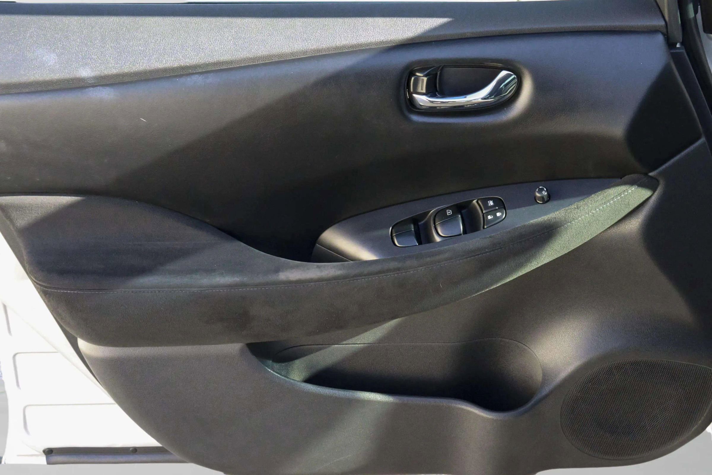 Used 2015 Nissan Leaf S image 14