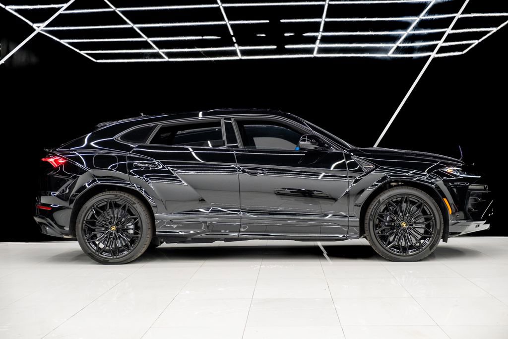 Used 2025 Lamborghini Urus SE image 3