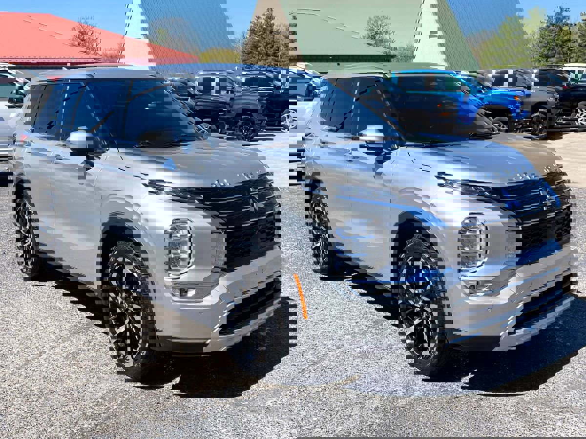 Used 2022 Mitsubishi Outlander SE image 2