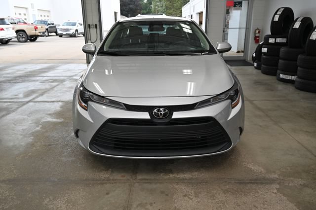 Used 2023 Toyota Corolla LE FWD image 2