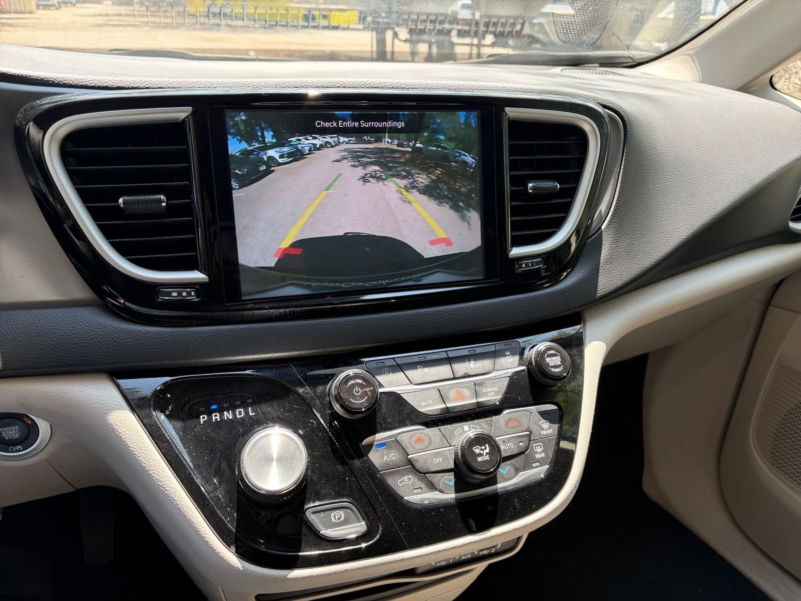 Used 2024 Chrysler Pacifica Touring-L FWD image 27