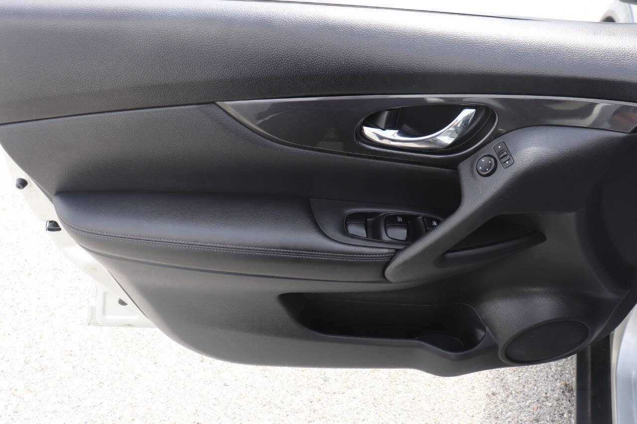 Used 2018 Nissan Rogue S image 12