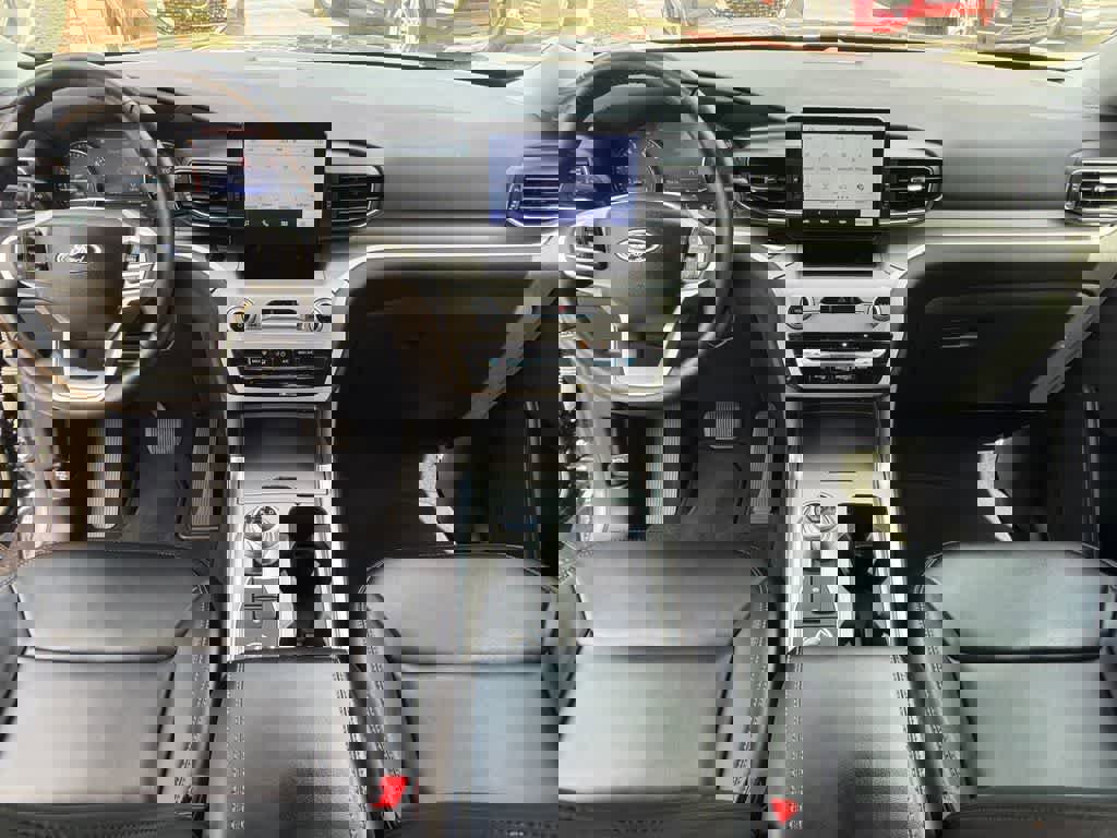 Used 2023 Ford Explorer XLT w/ Equipment Group 202A AWD/4WD image 18