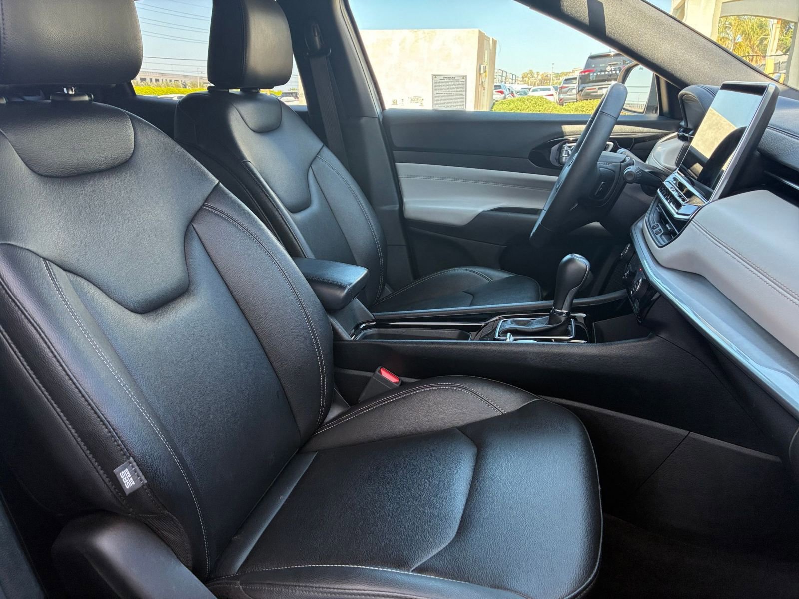 Used 2025 Jeep Compass Limited image 37