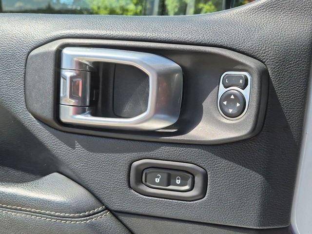 Used 2018 Jeep Wrangler Unlimited Sahara AWD/4WD image 13