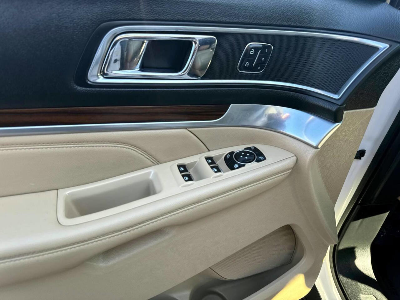 Used 2017 Ford Explorer Limited image 11