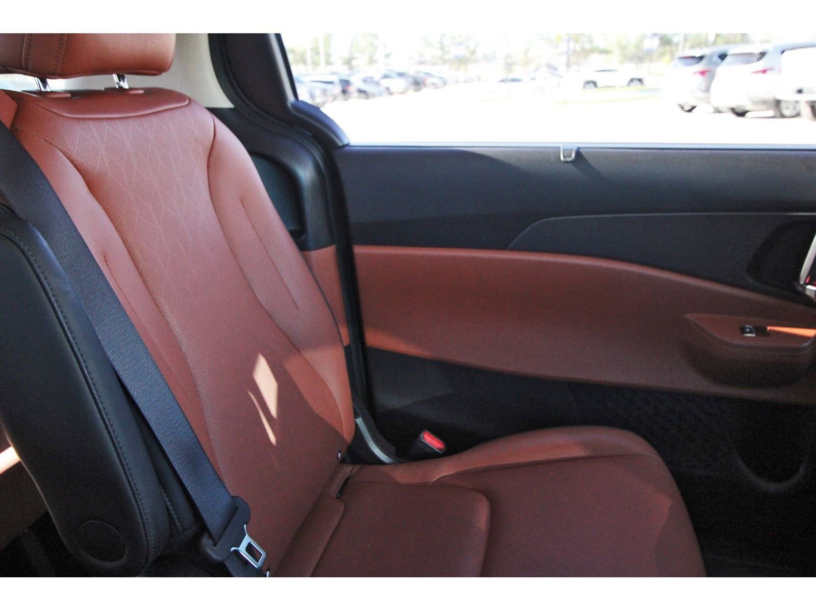 Used 2025 Kia Carnival EX image 15