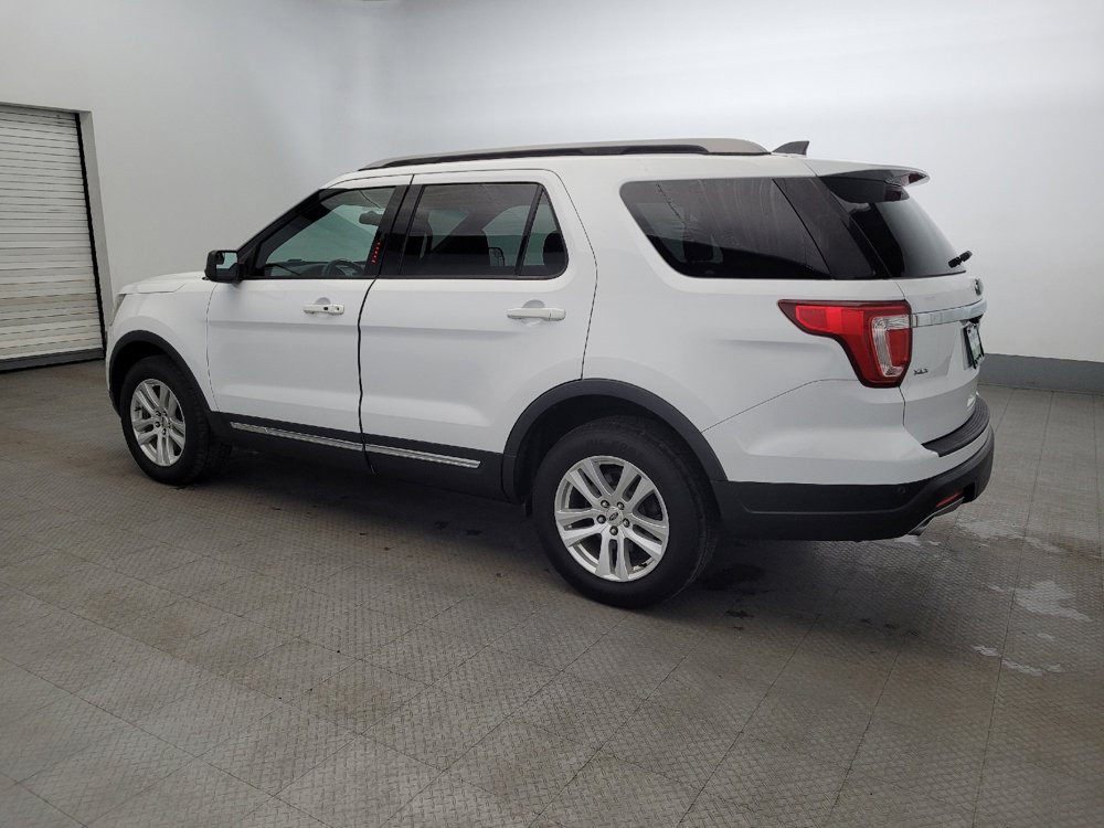 Used 2018 Ford Explorer XLT image 3