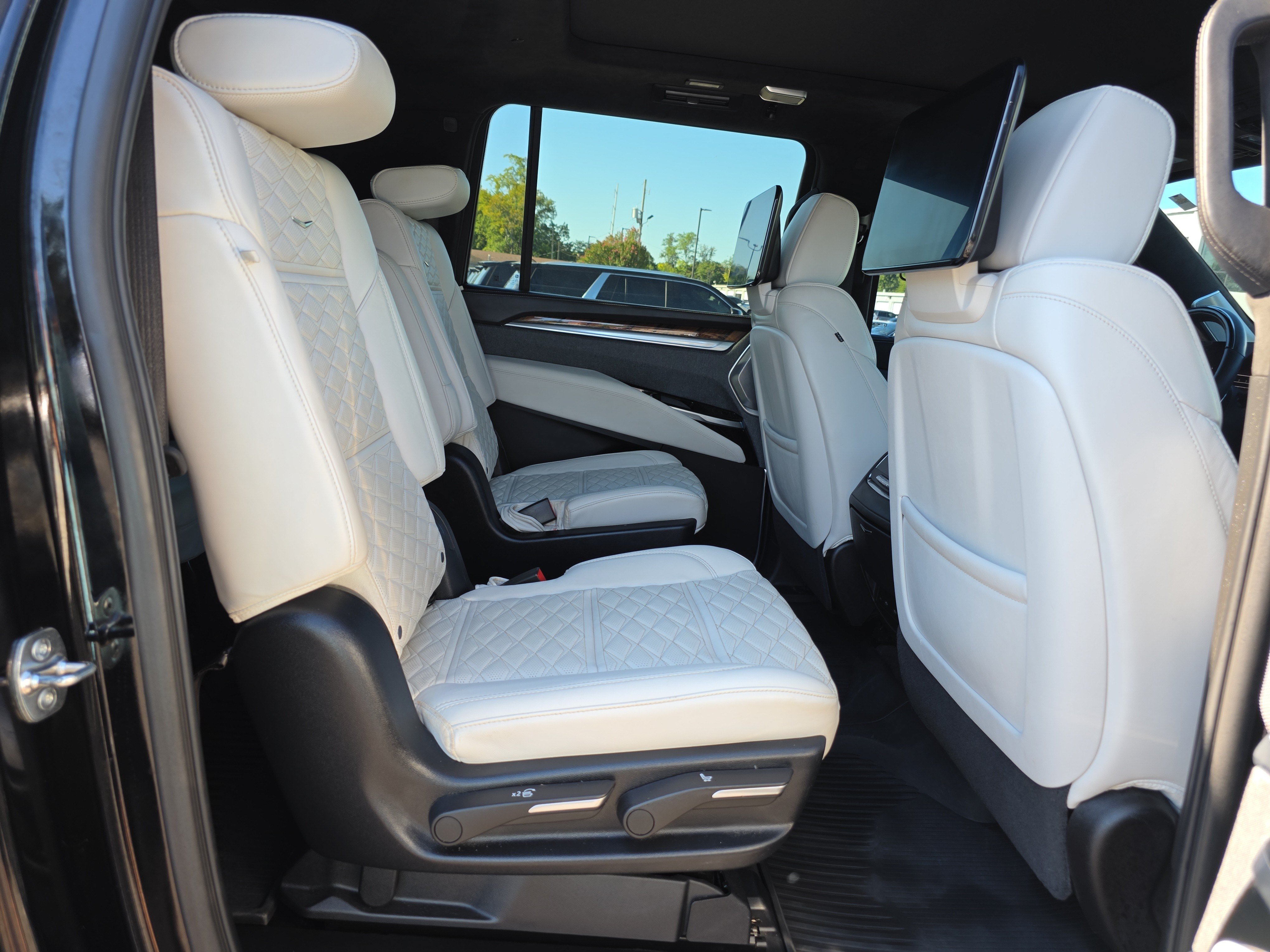 Used 2025 Cadillac Escalade ESV Sport Platinum w/ LPO, Floor Liner Package AWD/4WD image 17