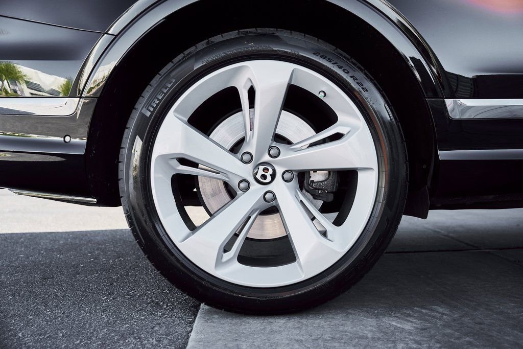 Used 2023 Bentley Bentayga Extended Wheelbase AWD/4WD image 19