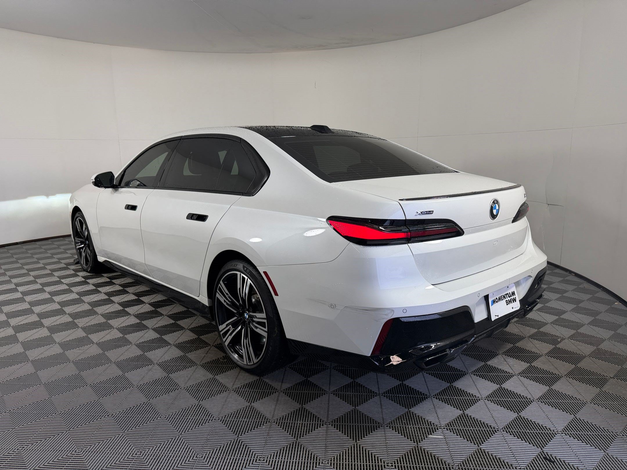 Certified 2024 BMW 760i xDrive w/ Executive Package AWD/4WD image 3