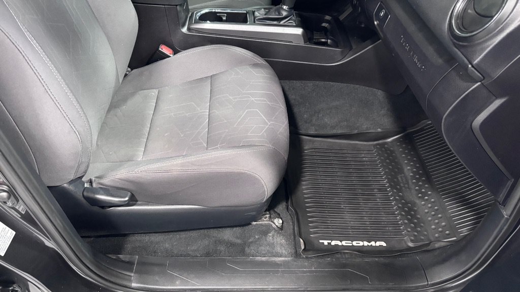 Used 2016 Toyota Tacoma TRD Sport AWD/4WD image 17