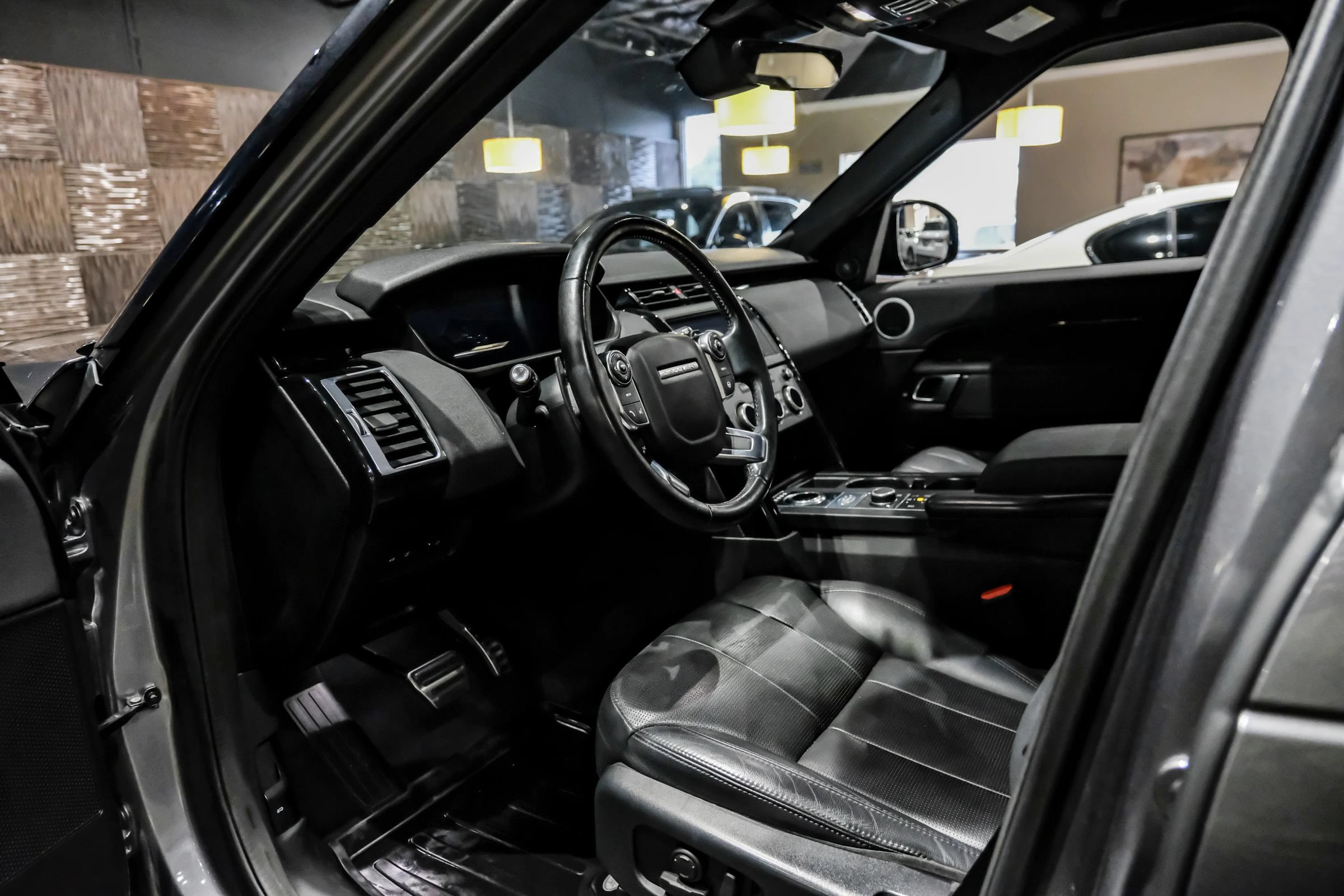 Used 2018 Land Rover Discovery SE AWD/4WD image 3