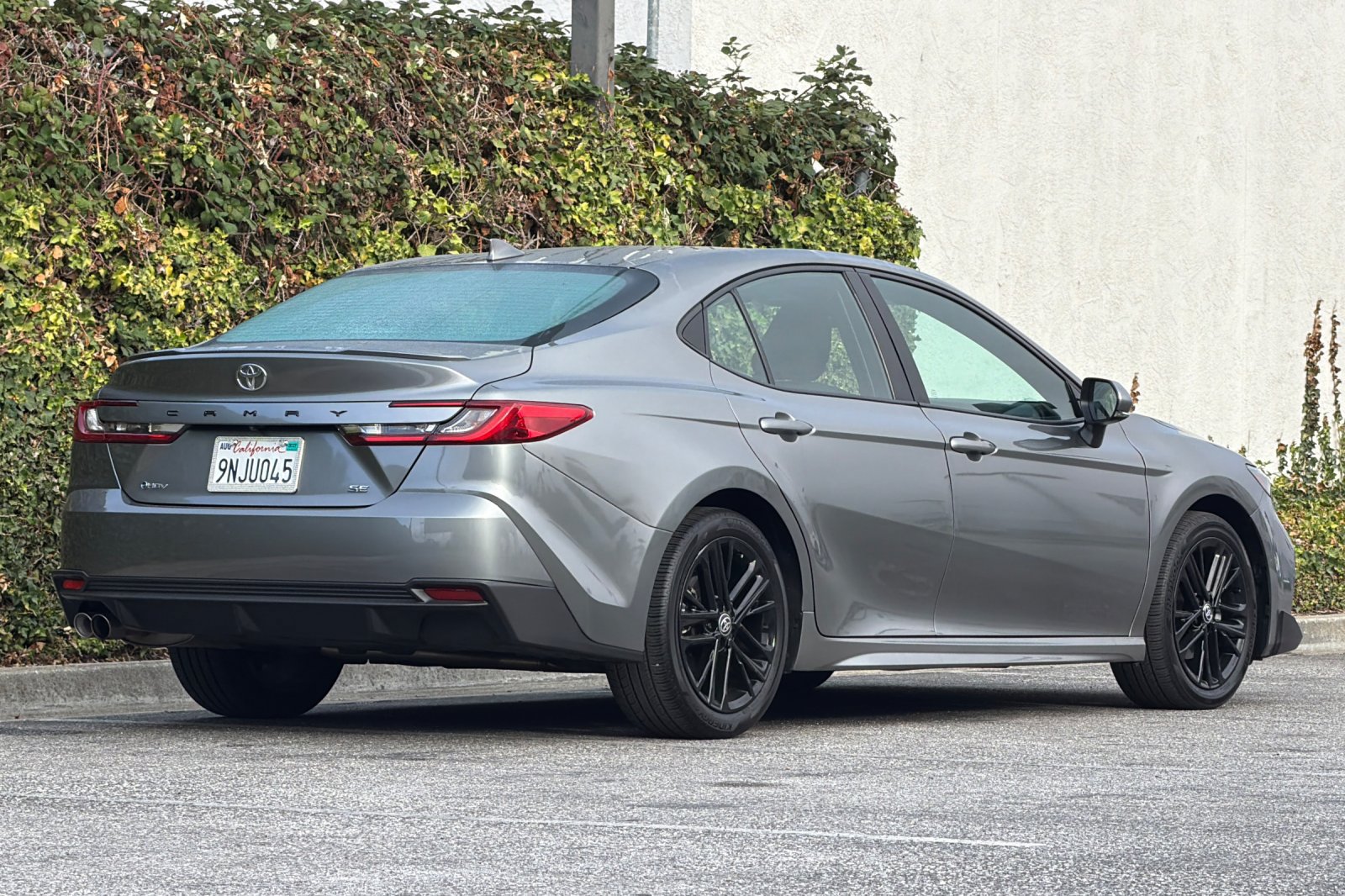 Used 2025 Toyota Camry SE w/ Convenience Package FWD image 4