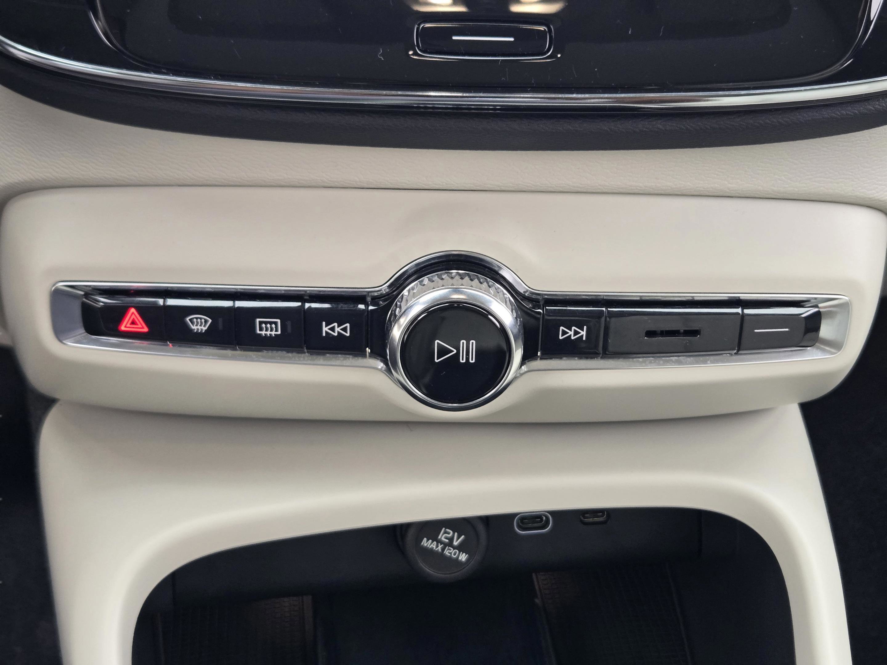 Used 2023 Volvo XC40 B5 Plus w/ Protection Package Premier AWD/4WD image 16