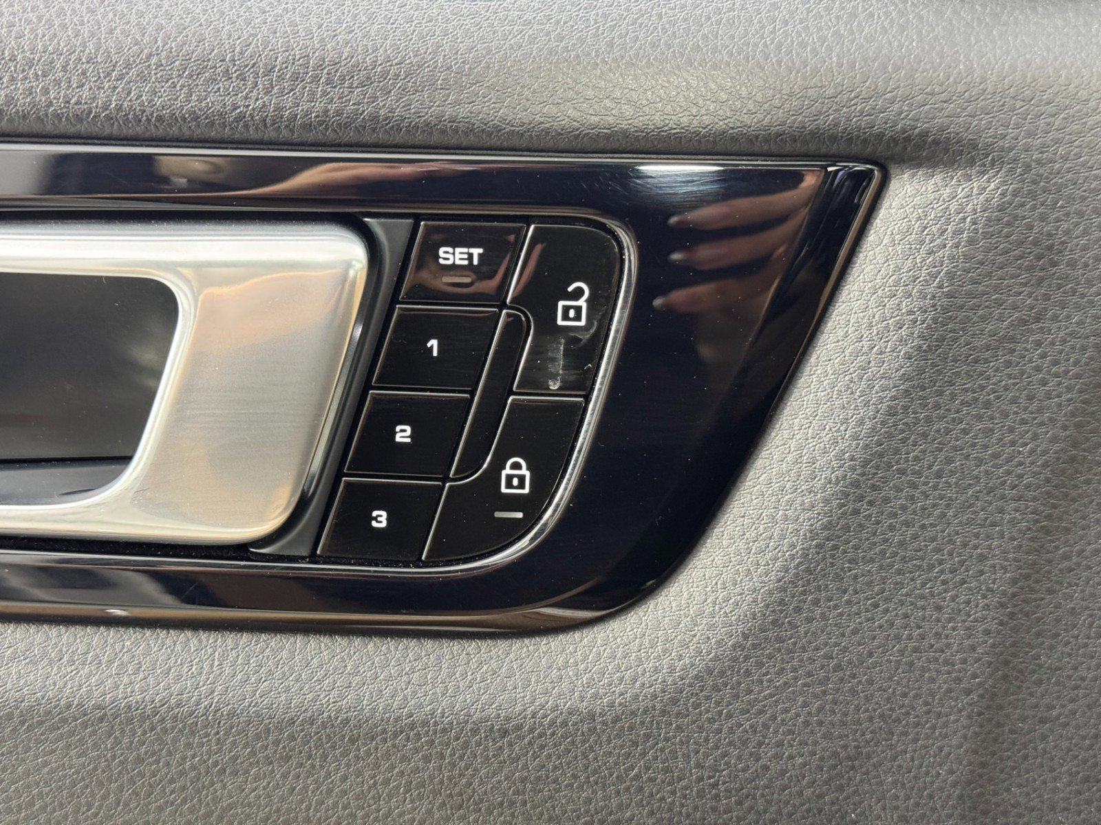 Used 2019 Porsche Cayenne E-Hybrid image 16