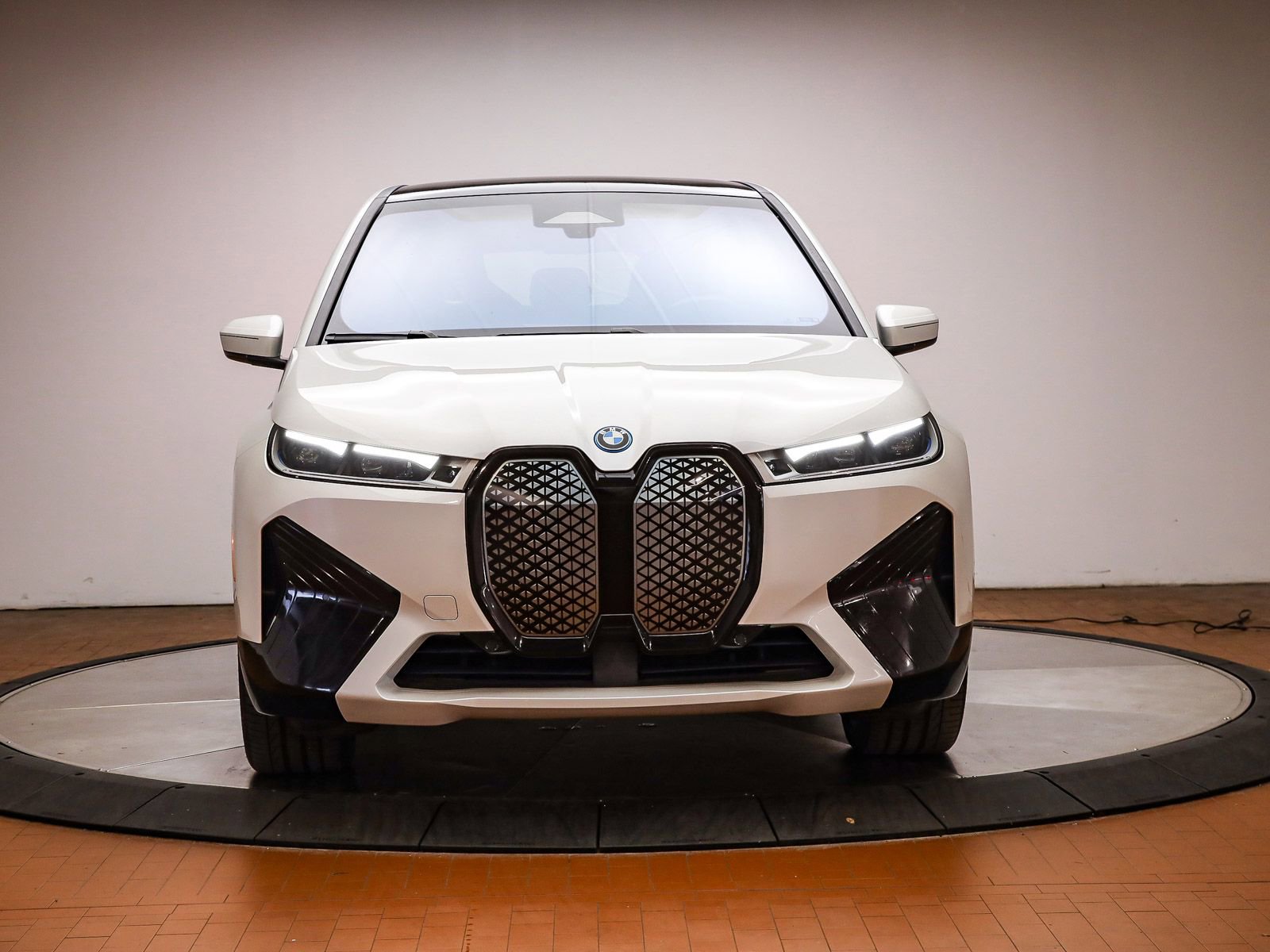 Used 2023 BMW iX xDrive50 w/ Sport Package image 7