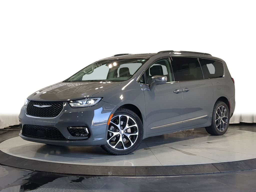 Used 2021 Chrysler Pacifica Limited w/ Uconnect Theater Family Group