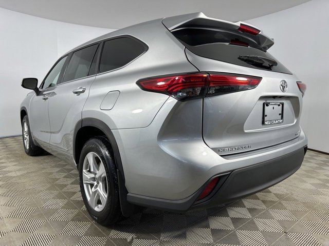 Used 2023 Toyota Highlander LE image 5
