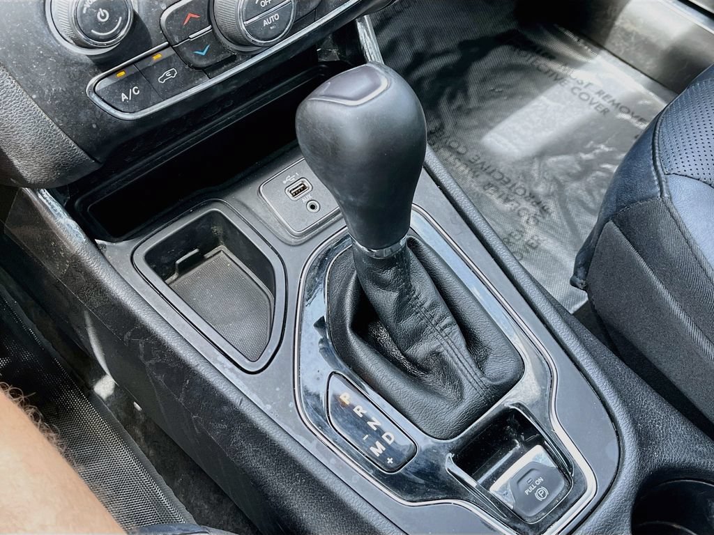Used 2019 Jeep Cherokee Limited w/ Technology Group FWD image 17