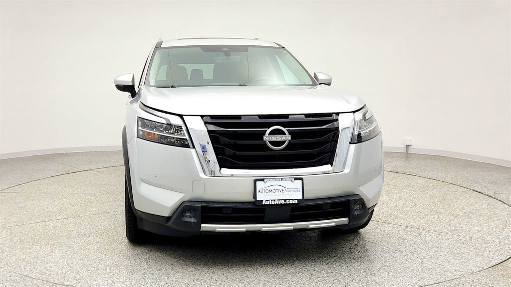 Used 2023 Nissan Pathfinder Platinum image 2
