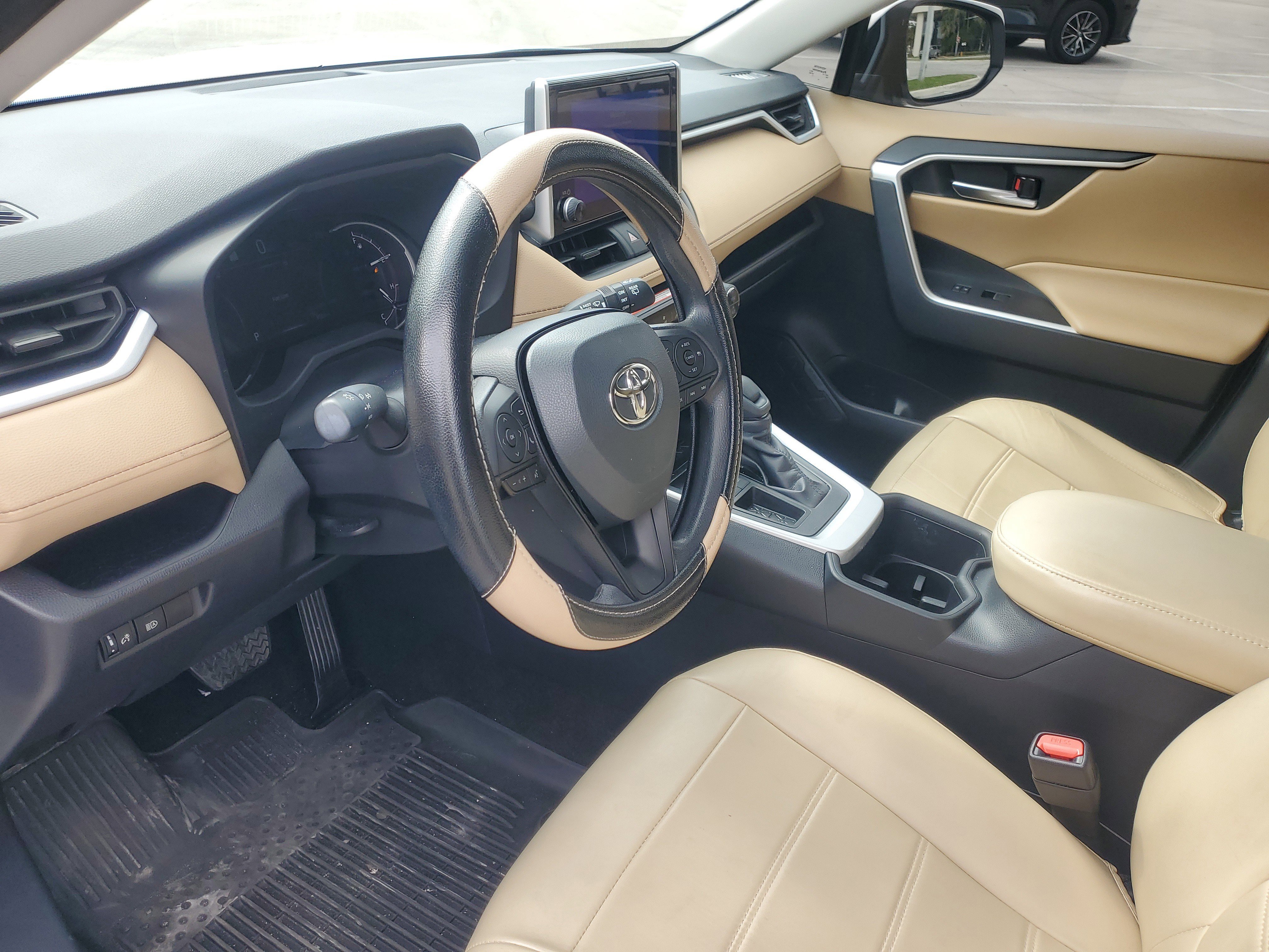 Used 2025 Toyota RAV4 XLE image 16