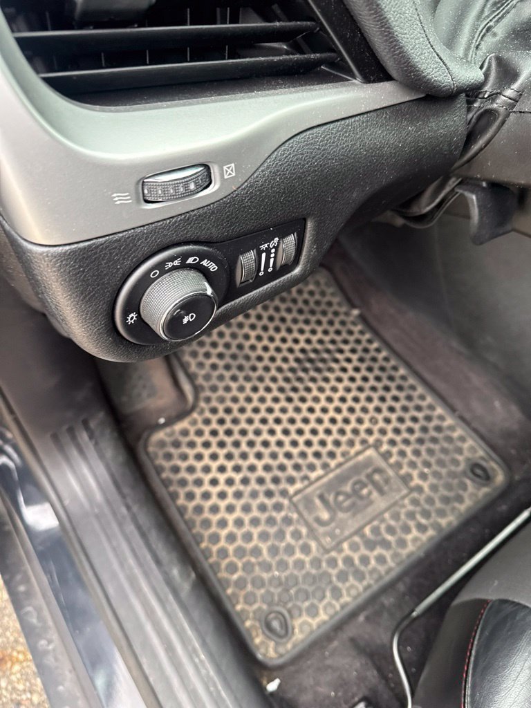 Used 2016 Jeep Cherokee Trailhawk w/ Cold Weather Group AWD/4WD image 12
