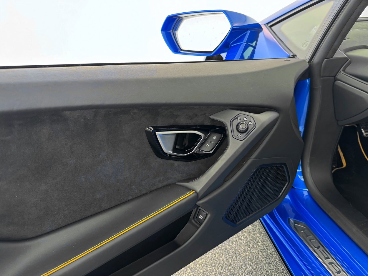 Used 2020 Lamborghini Huracan EVO image 14