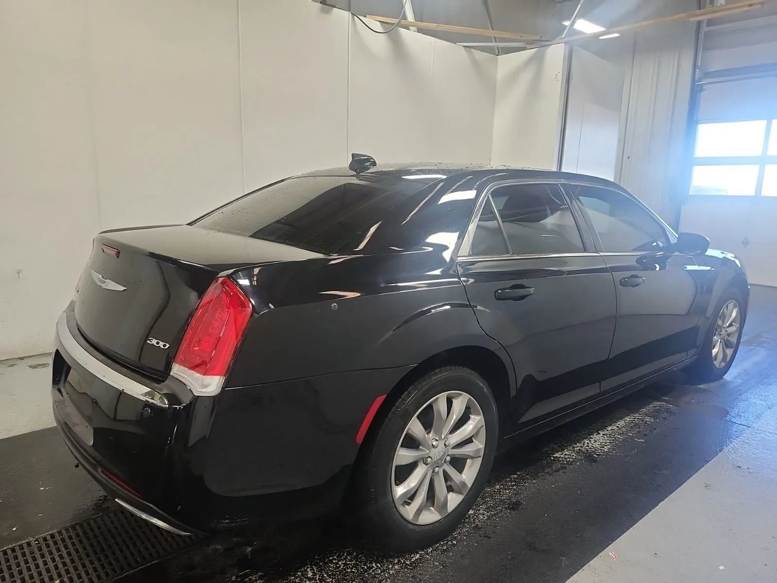 Used 2018 Chrysler 300 Touring L image 2