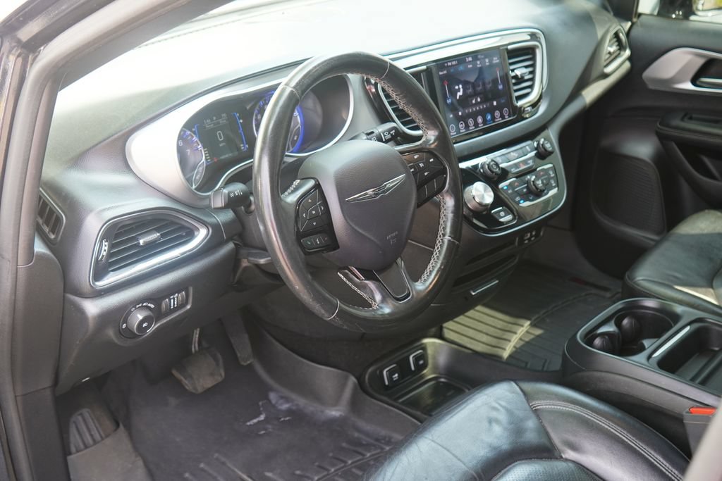 Used 2019 Chrysler Pacifica Touring-L w/ S Appearance Package FWD image 11