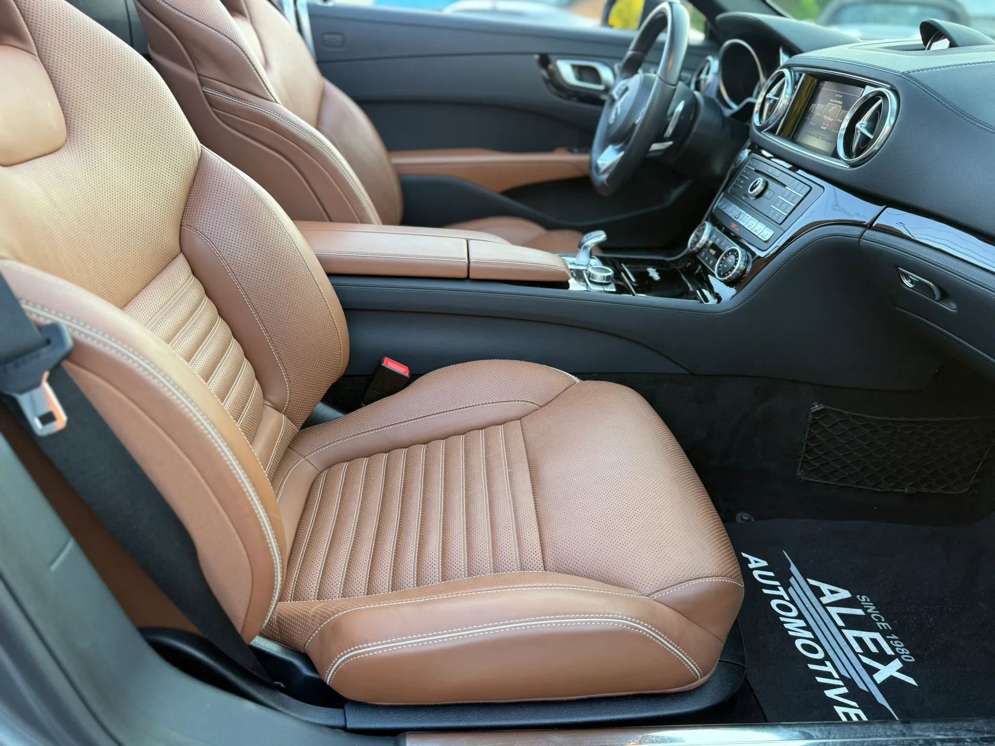 Used 2018 Mercedes-Benz SL 550 w/ Driver Assistance Package image 38