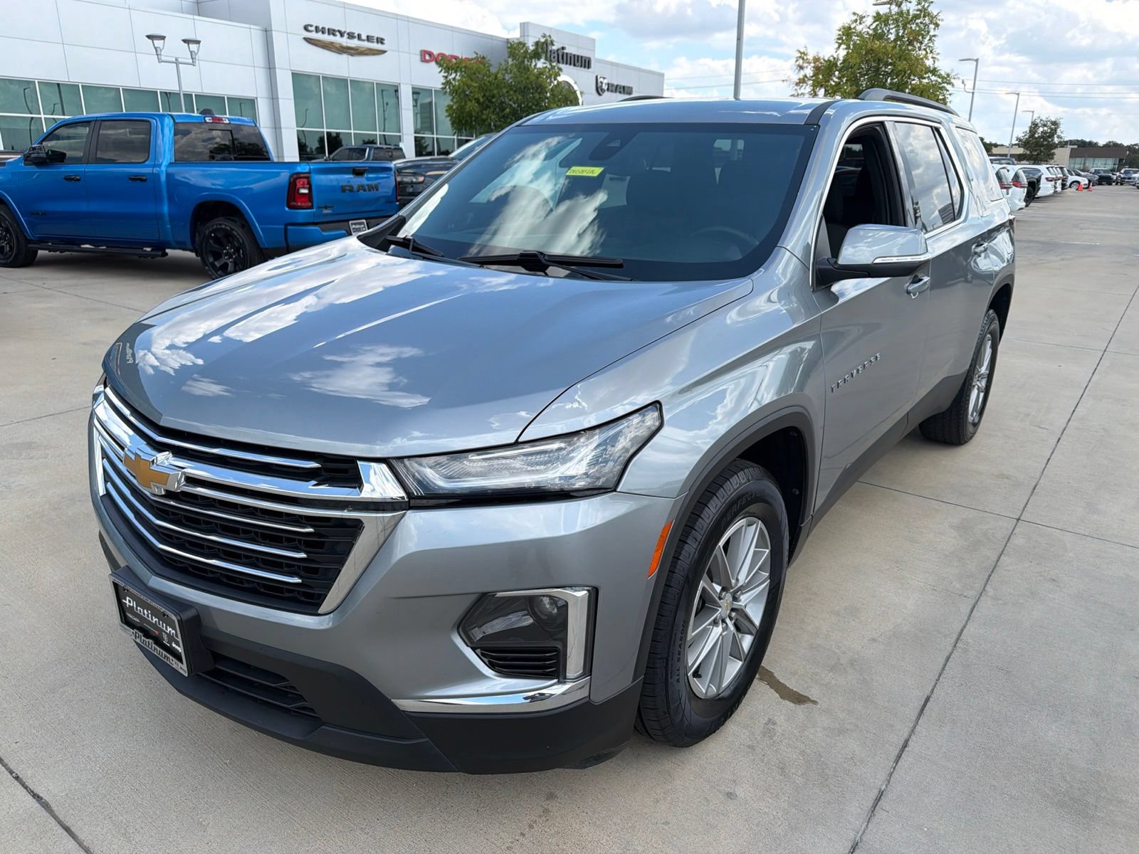 Used 2023 Chevrolet Traverse LT FWD image 9