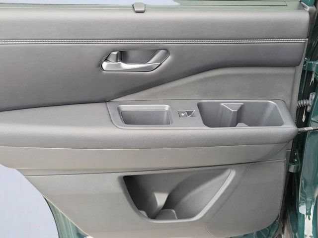 Used 2024 Nissan Pathfinder Platinum w/ Black Appearance Package FWD image 10