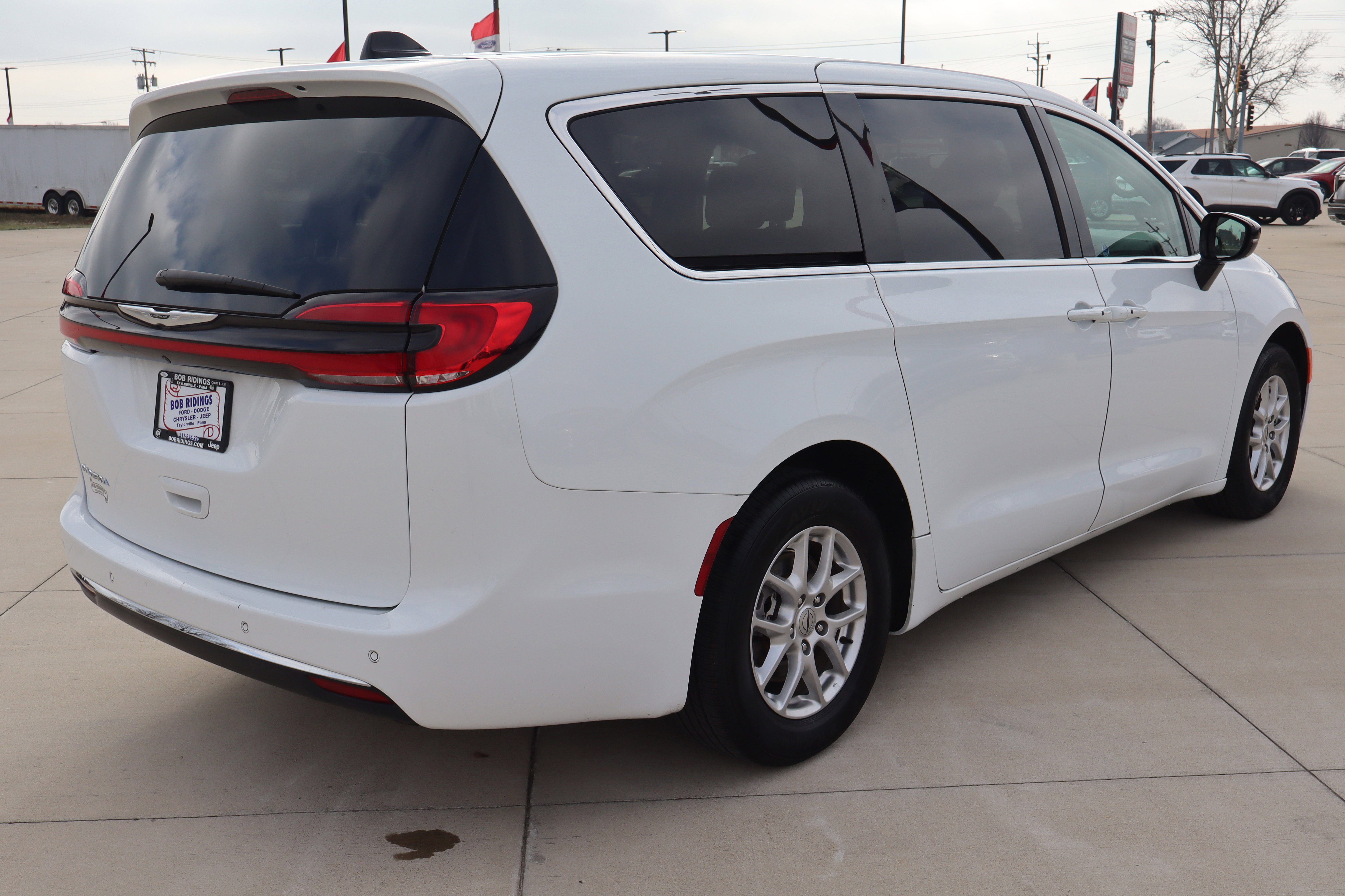 Used 2024 Chrysler Pacifica Touring-L image 6