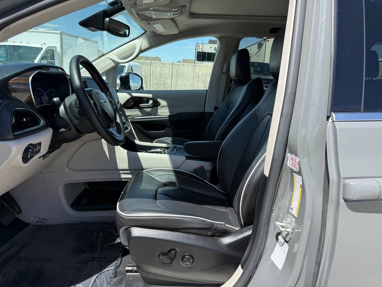 Used 2023 Chrysler Pacifica Limited FWD image 17