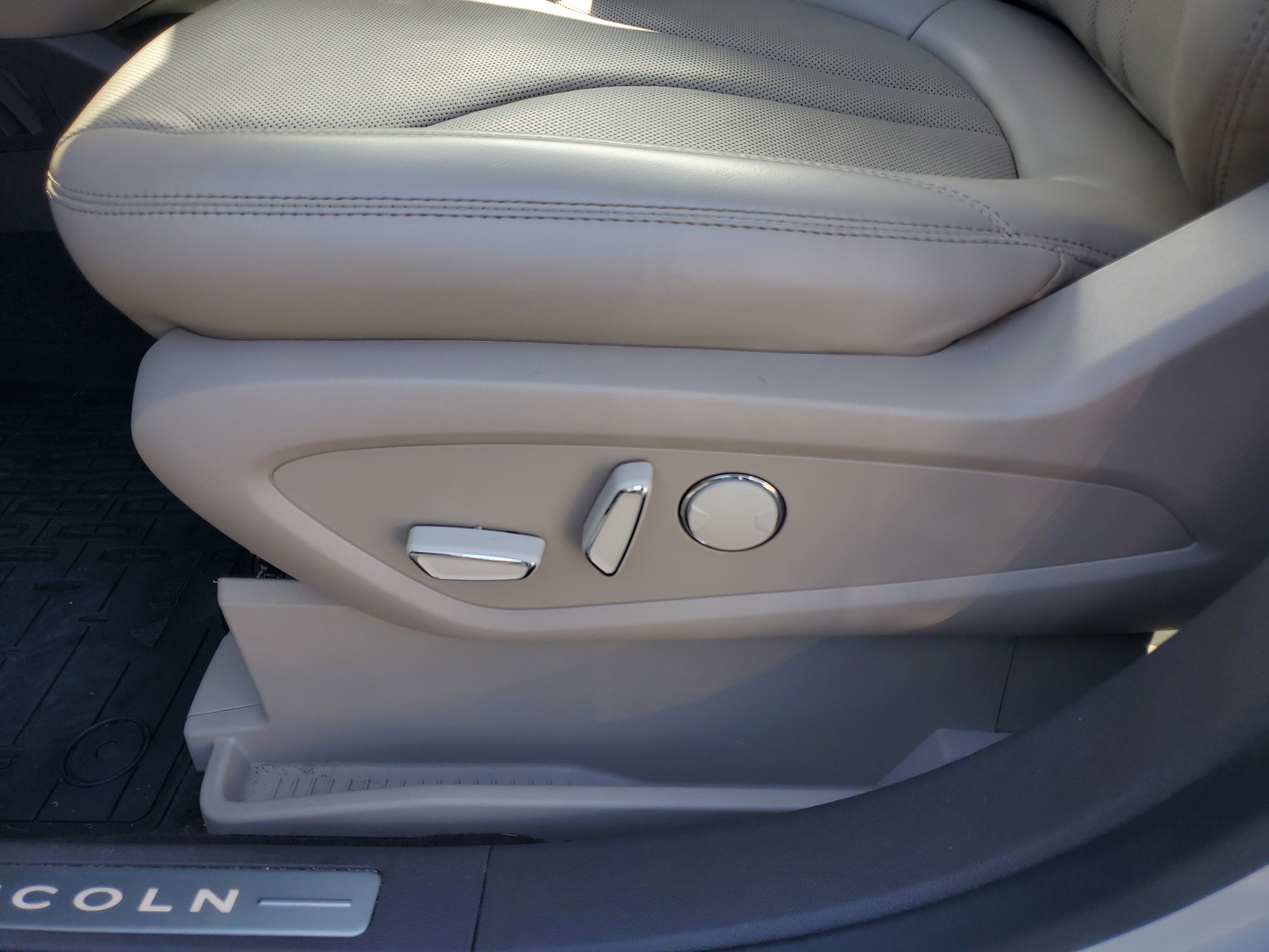 Certified 2022 Lincoln Nautilus Reserve image 16