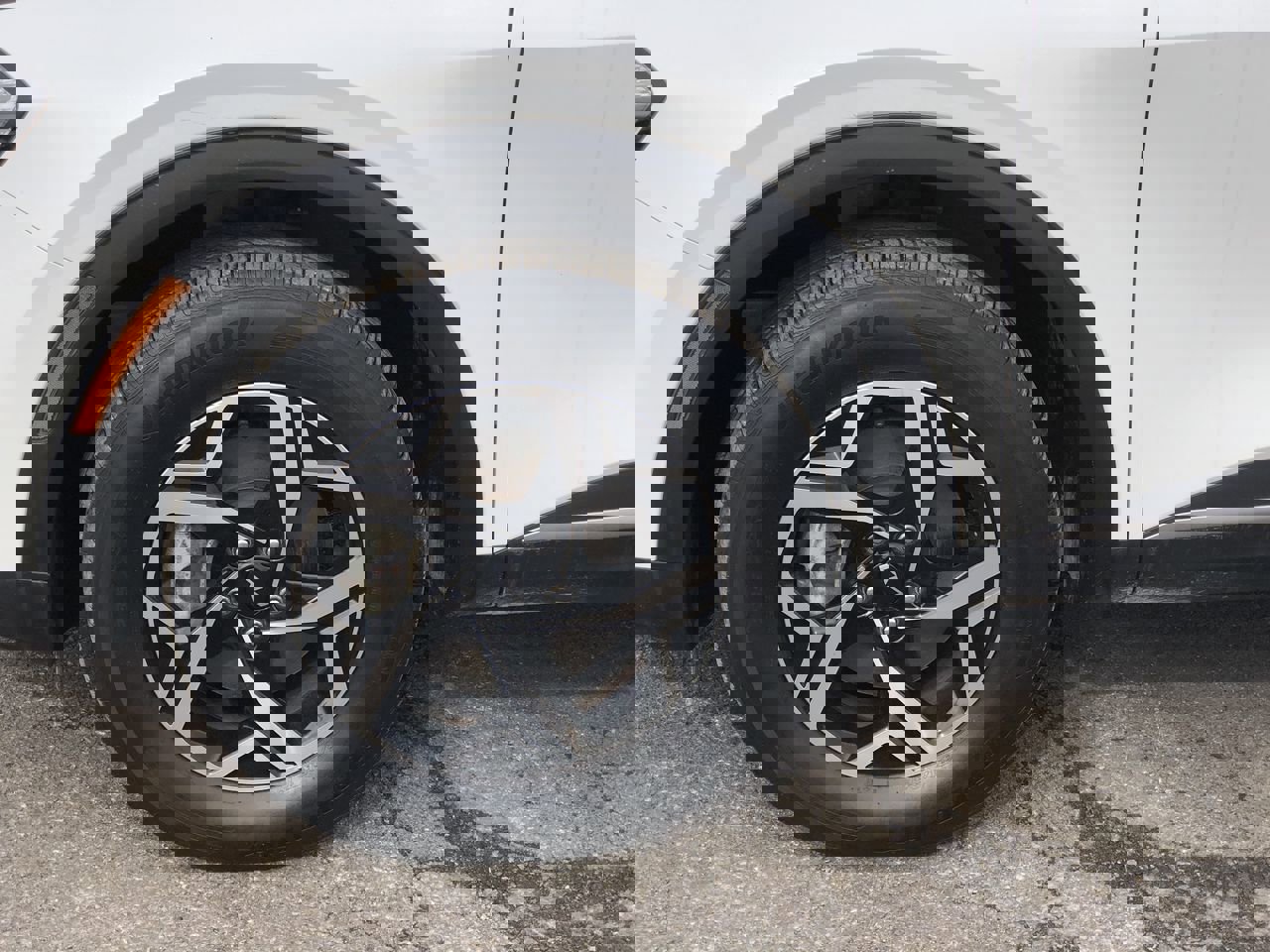 Used 2023 Kia Sportage LX image 2