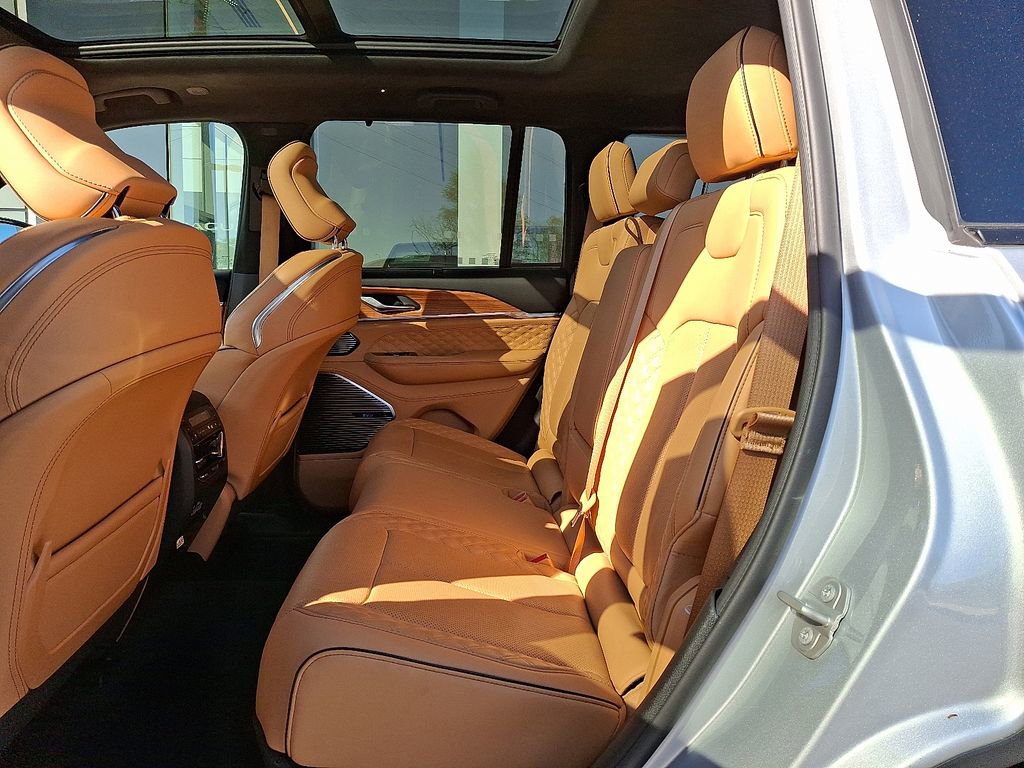 Used 2023 Jeep Grand Cherokee Summit AWD/4WD image 9