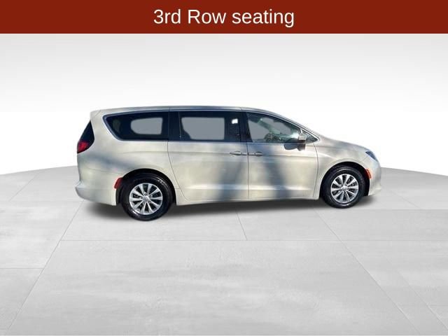 Used 2017 Chrysler Pacifica Touring w/ Tire & Wheel Group FWD image 8