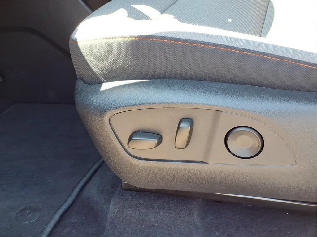 Used 2025 Chevrolet Traverse LT FWD image 15