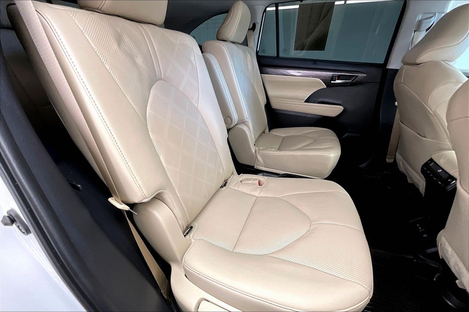 Used 2024 Toyota Highlander Platinum AWD/4WD image 19