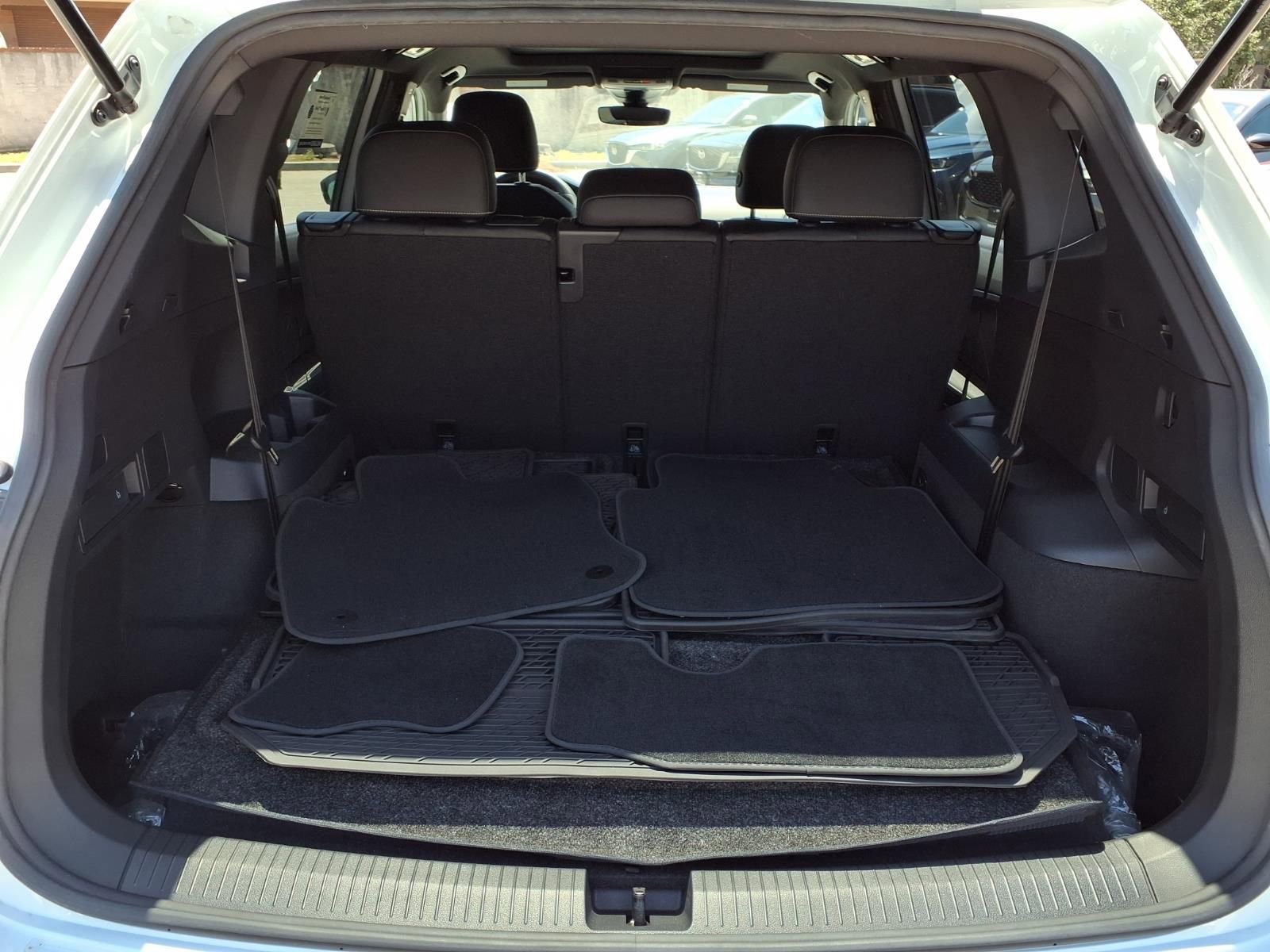 Certified 2023 Volkswagen Tiguan SE R-Line FWD image 6