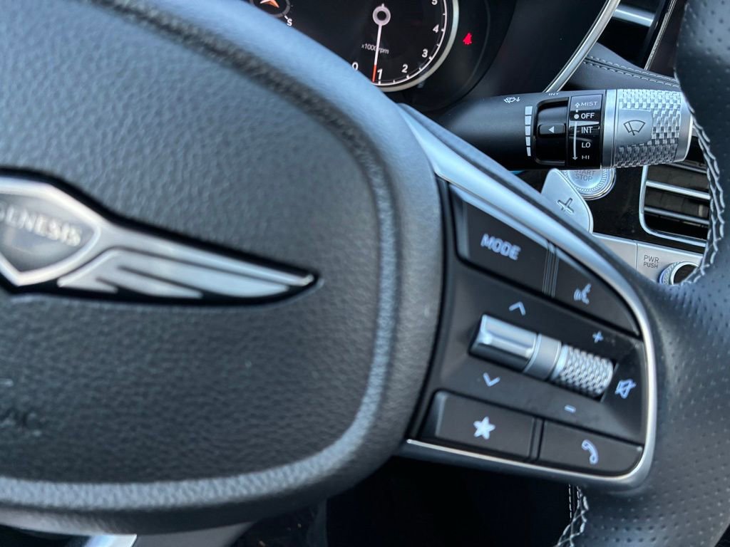Used 2025 Genesis G70 2.5T image 17