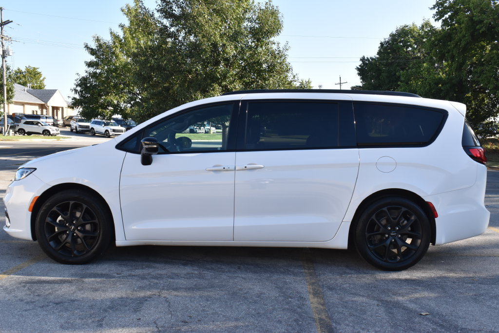 Used 2025 Chrysler Pacifica Limited FWD image 6