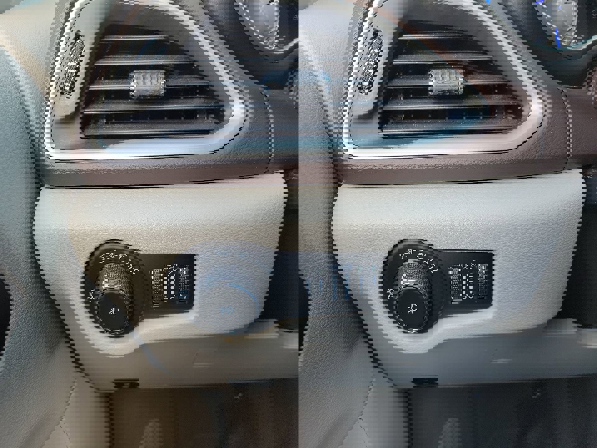 Used 2020 Chrysler Pacifica Touring w/ Tire & Wheel Group image 26