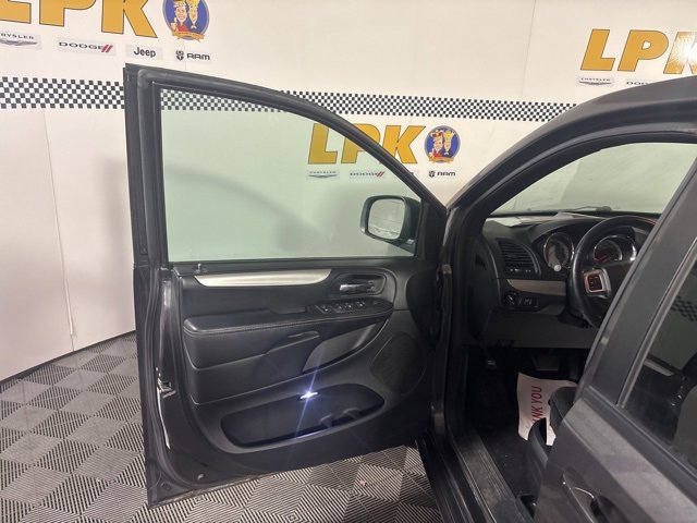 Used 2015 Dodge Grand Caravan SXT w/ Blacktop Package image 13