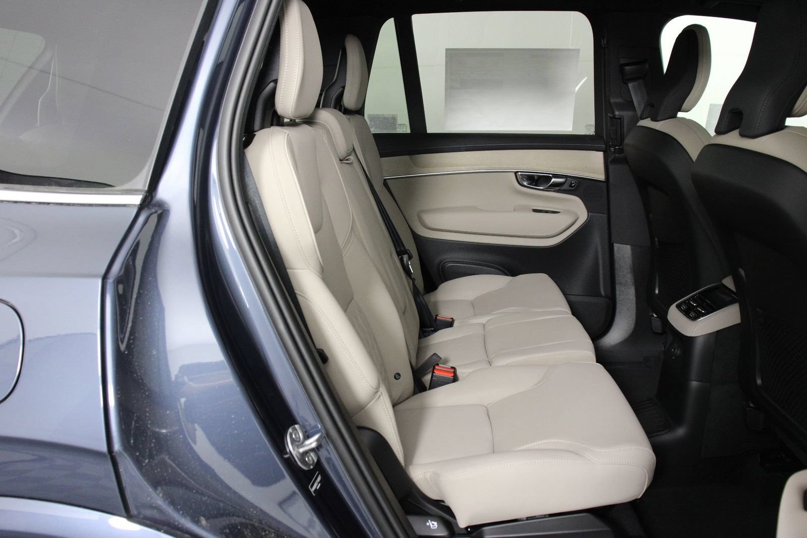 New 2026 Volvo XC90 T8 Plus w/ Protection Package Premier AWD/4WD image 11